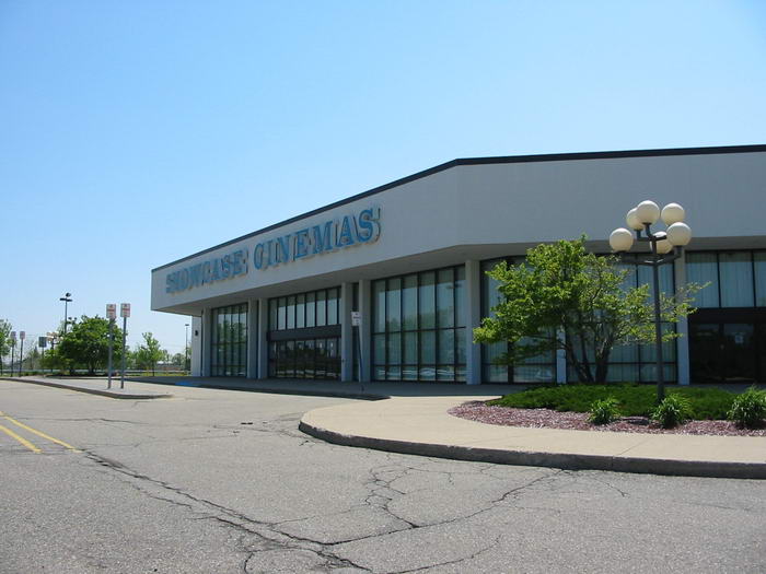 Showcase Cinemas Auburn Hills - May 2002 (newer photo)